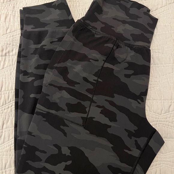 ATHLETA CAMUFLAJE LEGGINGS. Size Small - Picture 8 of 8